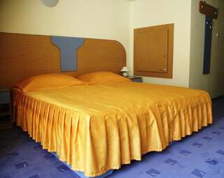 Отель Hotel Tusnad Бэиле-Тушнад Двухместный номер с 2 отдельными кроватями-1